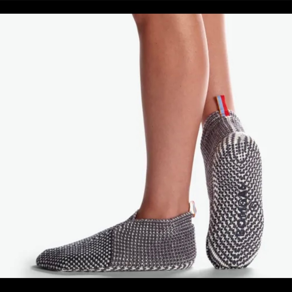 {NEW} Bombas Womens gripper slipper size Small (Shoe size 6-8) in charcoal